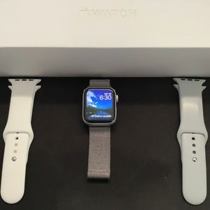 Apple Watch Series 5 Aluminum(Cellular) Silver Sport 40mm w/ Aluminum Case